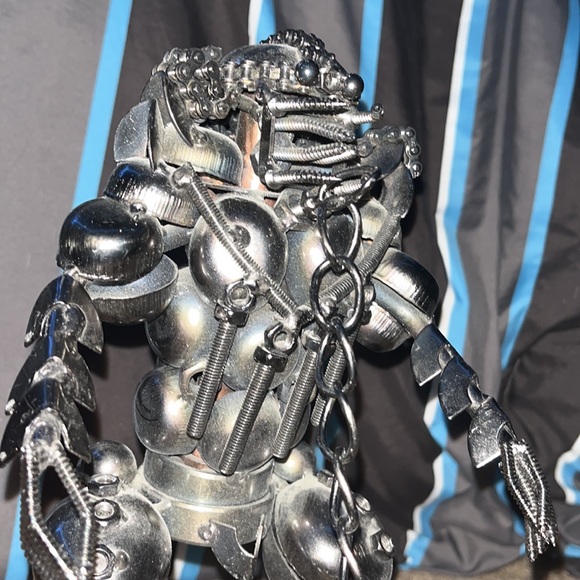 middle character - Picture 3 of 7